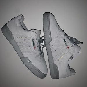 Yeezy powerphase “quiet grey”